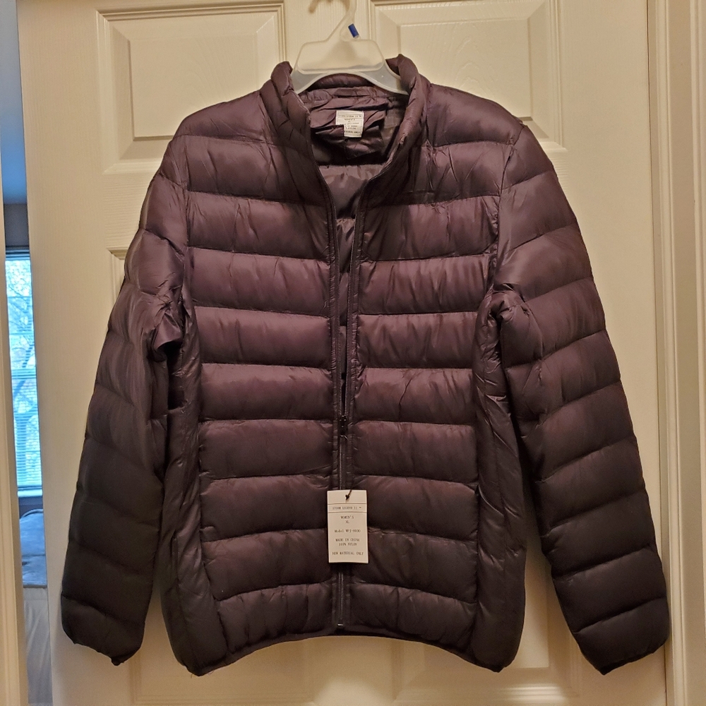 Ladies black puffer jacket, Size XL New,  Never Worn.
